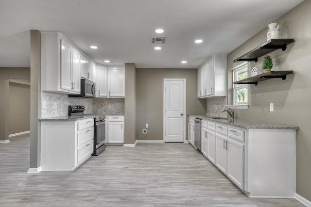 1021 S State St, Madisonville, TX 77864 - kitchen with stainless steel appliances, baseboards, a sink, and recessed lighting
