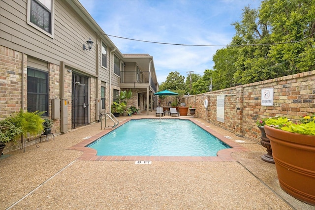 606 Marshall St Unit C2, Houston, TX 77006 - view of swimming pool featuring a patio area and a fenced backyard