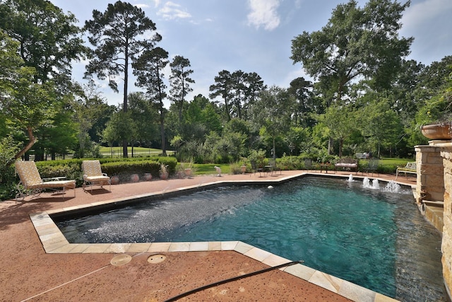 9502 Clubhouse Cir, Magnolia, TX 77354 - swimming pool with view of wooded area and a patio area
