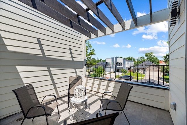 7212 England St, Houston, TX 77021 - balcony with a residential view and a pergola