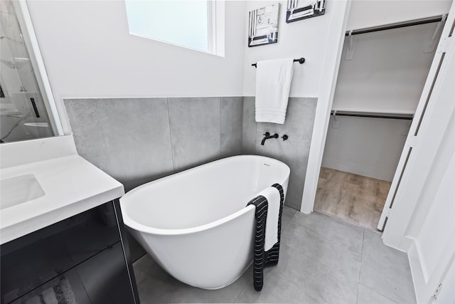 7212 England St, Houston, TX 77021 - full bath with a walk in closet, a freestanding tub, vanity, and a stall shower