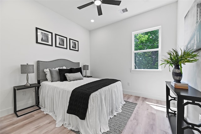 7212 England St, Houston, TX 77021 - bedroom with light wood-style flooring, baseboards, a ceiling fan, and recessed lighting