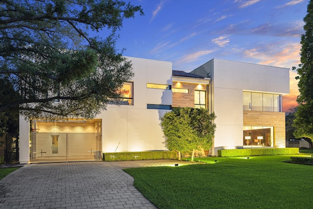 311 Brown Saddle St, Houston, TX 77057 - contemporary house featuring decorative driveway and a yard