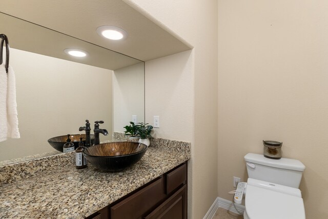 11702 Saporito Way, Richmond, TX 77406 - half bathroom featuring toilet, vanity, and recessed lighting