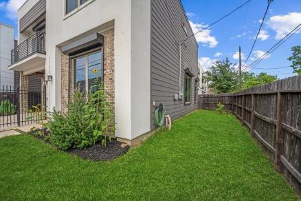 1804 Schweikhardt St, Houston, TX 77020 - view of home's exterior with stucco siding