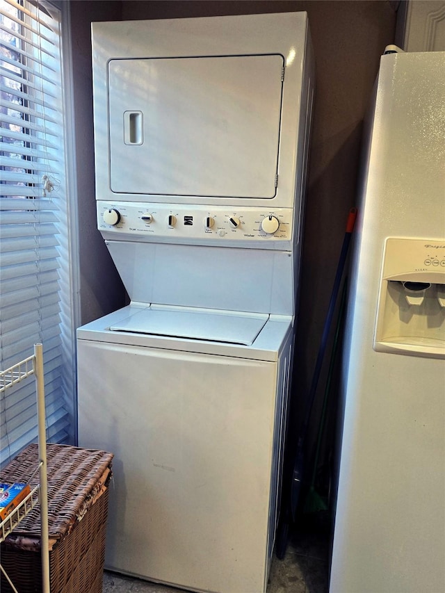 2503 Mccue Rd Unit 13, Houston, TX 77056 - laundry area featuring stacked washer / dryer