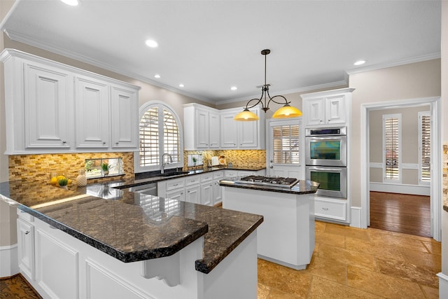 6910 Amber Ct, Houston, TX 77069 - kitchen with stainless steel appliances, a sink, a kitchen island, backsplash, and a peninsula