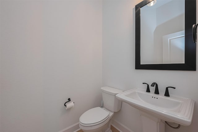 2610 Texas Orange Trl, Richmond, TX 77406 - bathroom with baseboards, toilet, and a sink