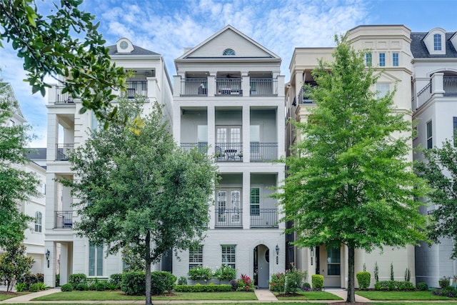 856 Dunleigh Meadows Ln, Houston, TX 77055 - view of front of house with a balcony
