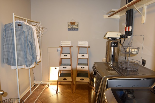 2603 Briar Rose Ct, Pearland, TX 77584 - clothes washing area featuring separate washer and dryer, baseboards, and tile patterned flooring