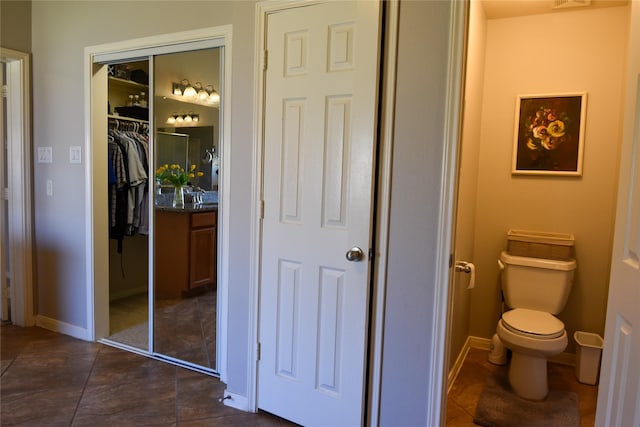 2603 Briar Rose Ct, Pearland, TX 77584 - bathroom featuring tile patterned floors, toilet, a spacious closet, baseboards, and vanity