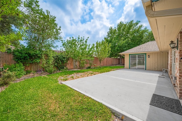 view of yard featuring a patio