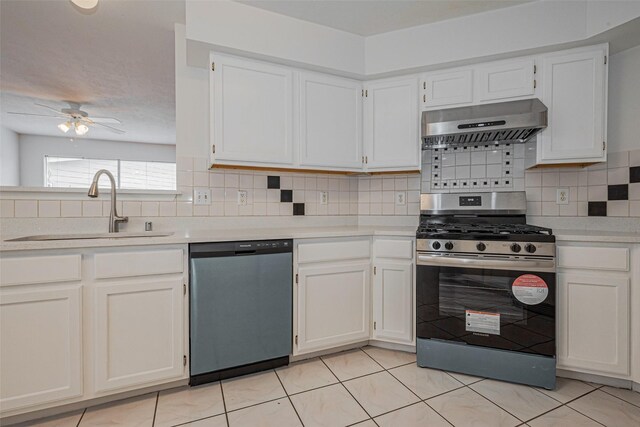 8223 Golf Green Cir, Houston, TX 77036 - kitchen featuring dishwashing machine, under cabinet range hood, gas range, a sink, and a ceiling fan