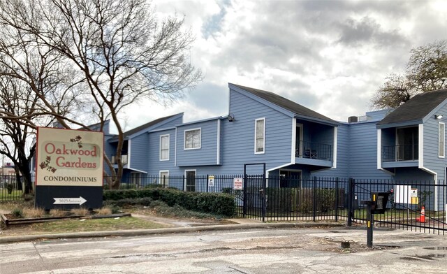 5625 Antoine Dr Unit 705, Houston, TX 77091 - view of home's exterior featuring a fenced front yard