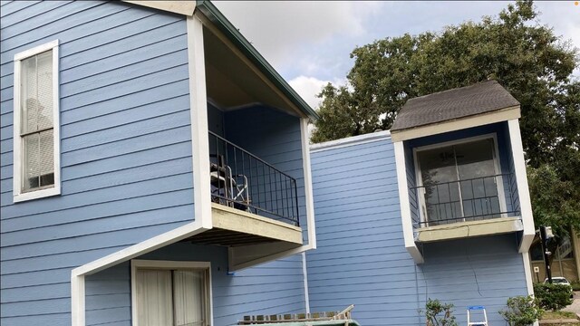 5625 Antoine Dr Unit 705, Houston, TX 77091 - view of home's exterior with a balcony