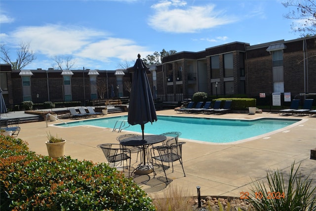 7575 Katy Fwy Unit 9, Houston, TX 77024 - community pool with a patio