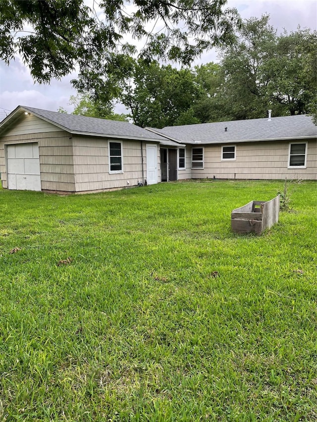 1116 Austin St, Rosenberg, TX 77471 - ranch-style home featuring a front lawn