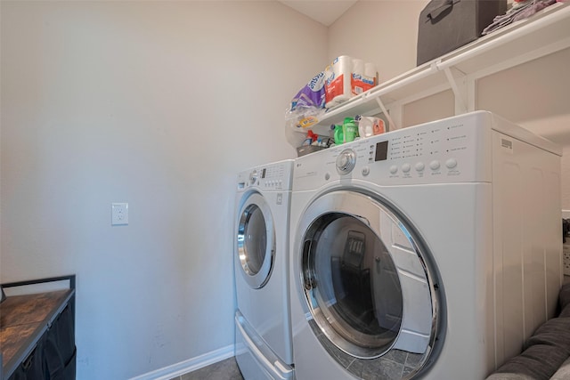 2446 Palisade Crest Dr, Rosharon, TX 77583 - laundry room with washing machine and dryer and baseboards