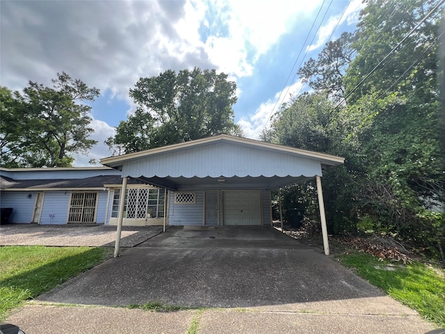 7261 Yoe St, Houston, TX 77016 - ranch-style house featuring driveway