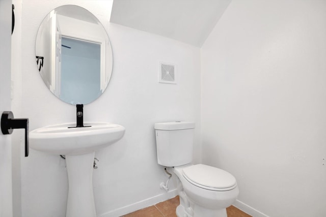 6933 Liverpool St, Houston, TX 77021 - bathroom with baseboards, toilet, tile patterned floors, and lofted ceiling