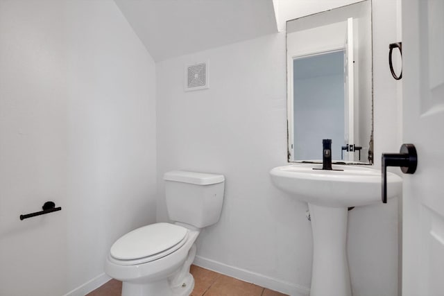6933 Liverpool St, Houston, TX 77021 - bathroom with toilet, tile patterned flooring, baseboards, and vaulted ceiling