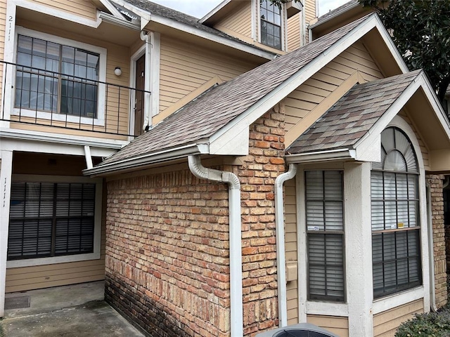 2300 Old Spanish Trl Unit 1111, Houston, TX 77054 - view of home's exterior with roof with shingles and brick siding