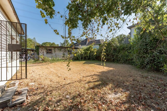 2005 Chestnut St, Houston, TX 77009 - view of yard
