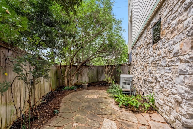 1335 Fairview Ave, Houston, TX 77006 - fenced backyard featuring a patio