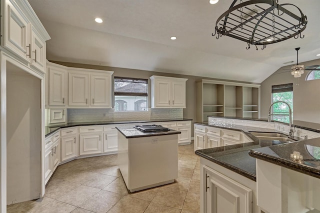 145 W Shore Dr, Montgomery, TX 77356 - kitchen featuring a sink, an island with sink, tasteful backsplash, lofted ceiling, and ceiling fan