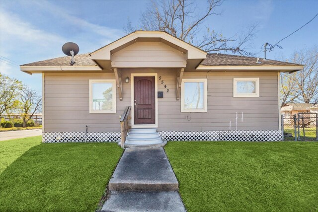 5542 Margarita St, Houston, TX 77020 - bungalow-style home featuring entry steps