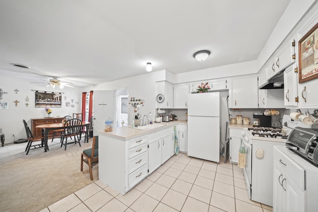 836 Sycamore St, Lake Jackson, TX 77566 - kitchen featuring white appliances, a peninsula, light countertops, under cabinet range hood, and a ceiling fan