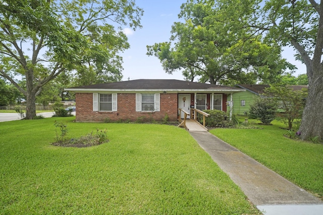 836 Sycamore St, Lake Jackson, TX 77566 - view of front facade featuring a front lawn and brick siding