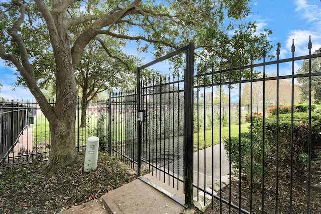 2248 Ann St, Houston, TX 77003 - view of gate