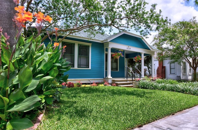1119 E 7th 1/2 St, Houston, TX 77009 - view of front of house with a porch and a front lawn