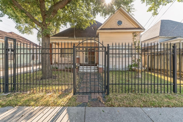 2009 Chestnut St, Houston, TX 77009 - view of front facade with a gate