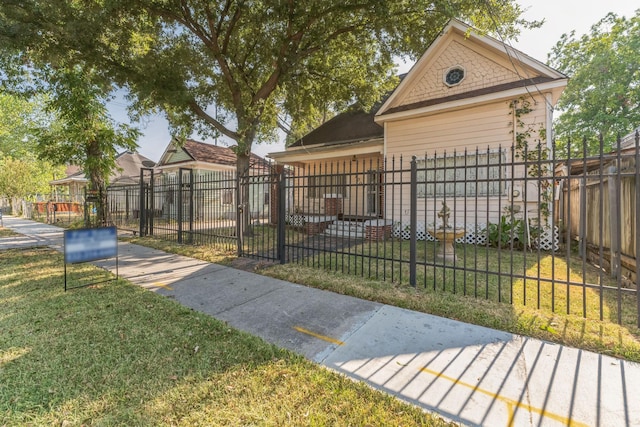 2009 Chestnut St, Houston, TX 77009 - view of yard featuring a gate