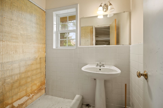 111 Whispering Oaks Dr, Seabrook, TX 77586 - bathroom featuring tile walls and a sink