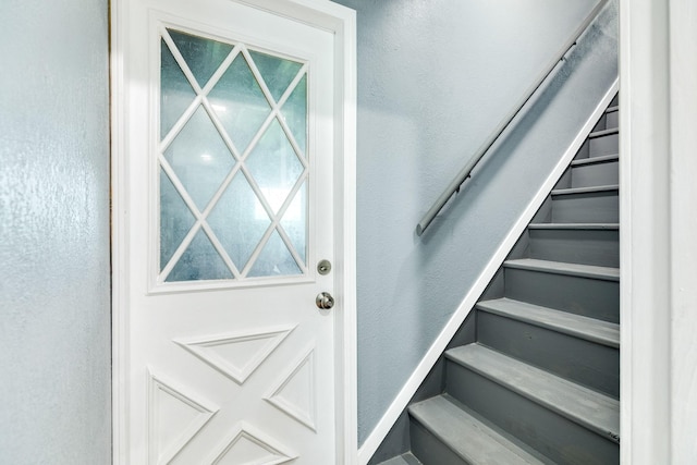 411 Southern Oaks Dr, Lake Jackson, TX 77566 - stairway with a textured wall