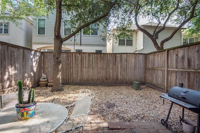 8817 Lakeshore Bend Dr, Houston, TX 77080 - fenced backyard featuring a grill and a patio area