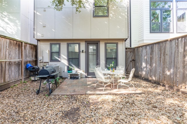 8817 Lakeshore Bend Dr, Houston, TX 77080 - rear view of house featuring a patio area and a fenced backyard