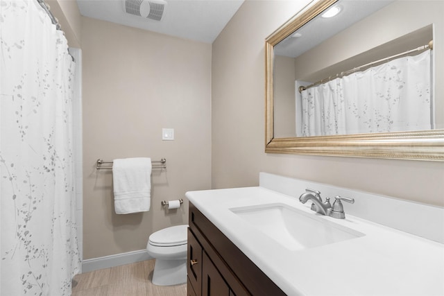 1146 Fountain View Dr Unit 204, Houston, TX 77057 - bathroom featuring vanity, toilet, baseboards, and a shower with curtain