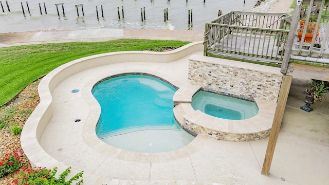 1417 8th St, San Leon, TX 77539 - view of swimming pool featuring an in-ground hot tub and a yard