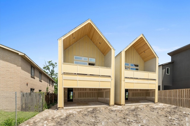 6705 Del Rio St, Houston, TX 77021 - view of front of house with a balcony and board and batten siding