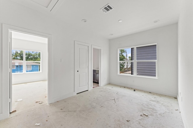 6705 Del Rio St, Houston, TX 77021 - unfurnished bedroom featuring multiple windows and ensuite bathroom