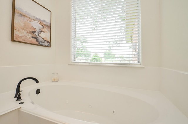 320 Eagle Cv, Hempstead, TX 77445 - bathroom featuring a jetted tub