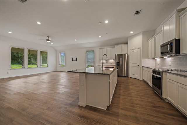 177 Jim Hall Ln, New Waverly, TX 77358 - kitchen with appliances with stainless steel finishes, open floor plan, tasteful backsplash, a ceiling fan, and an island with sink