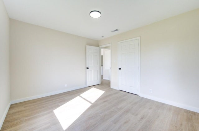 51 Blue Bonnet Ct, Lake Jackson, TX 77566 - unfurnished bedroom featuring light wood-style flooring, baseboards, and a closet