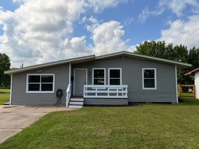 51 Blue Bonnet Ct, Lake Jackson, TX 77566 - view of front of home with a front lawn