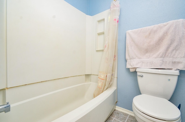 6211 Ludington Dr Unit 21-909, Houston, TX 77035 - bathroom with toilet, baseboards, and shower / bath combination with curtain