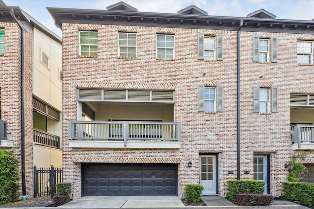 612 E 20th St Unit B, Houston, TX 77008 - view of apartment building / complex with an attached garage and driveway